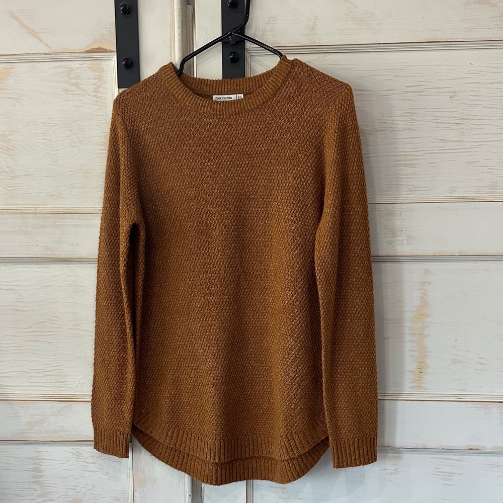 Pink Clover Textured Crewneck Sweater in Warm Brown